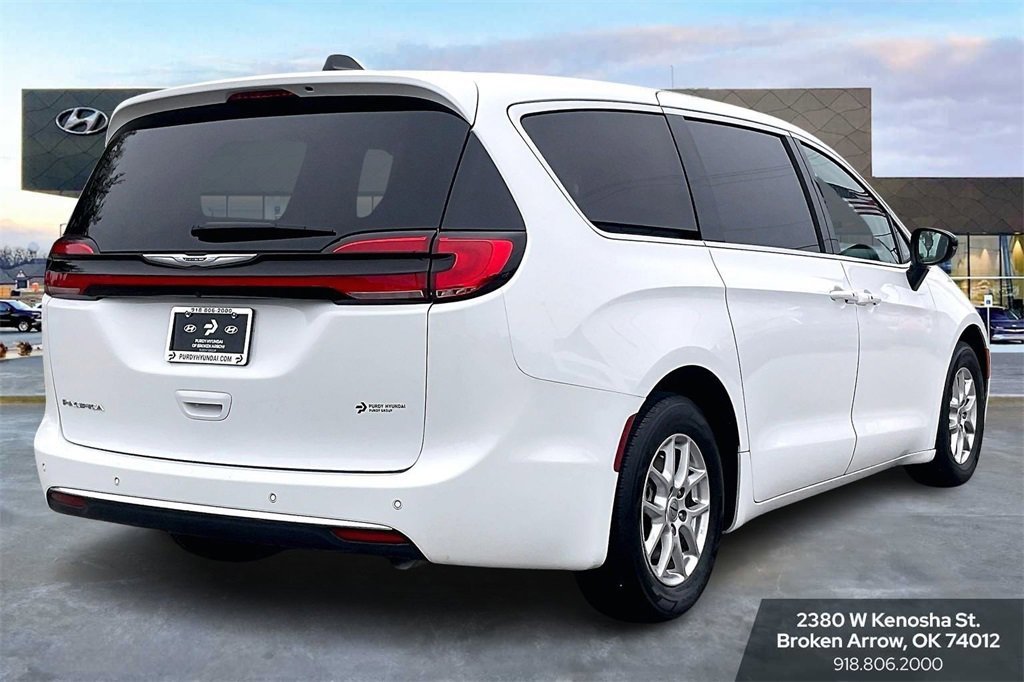 Used 2024 Chrysler Pacifica Touring-L image 9