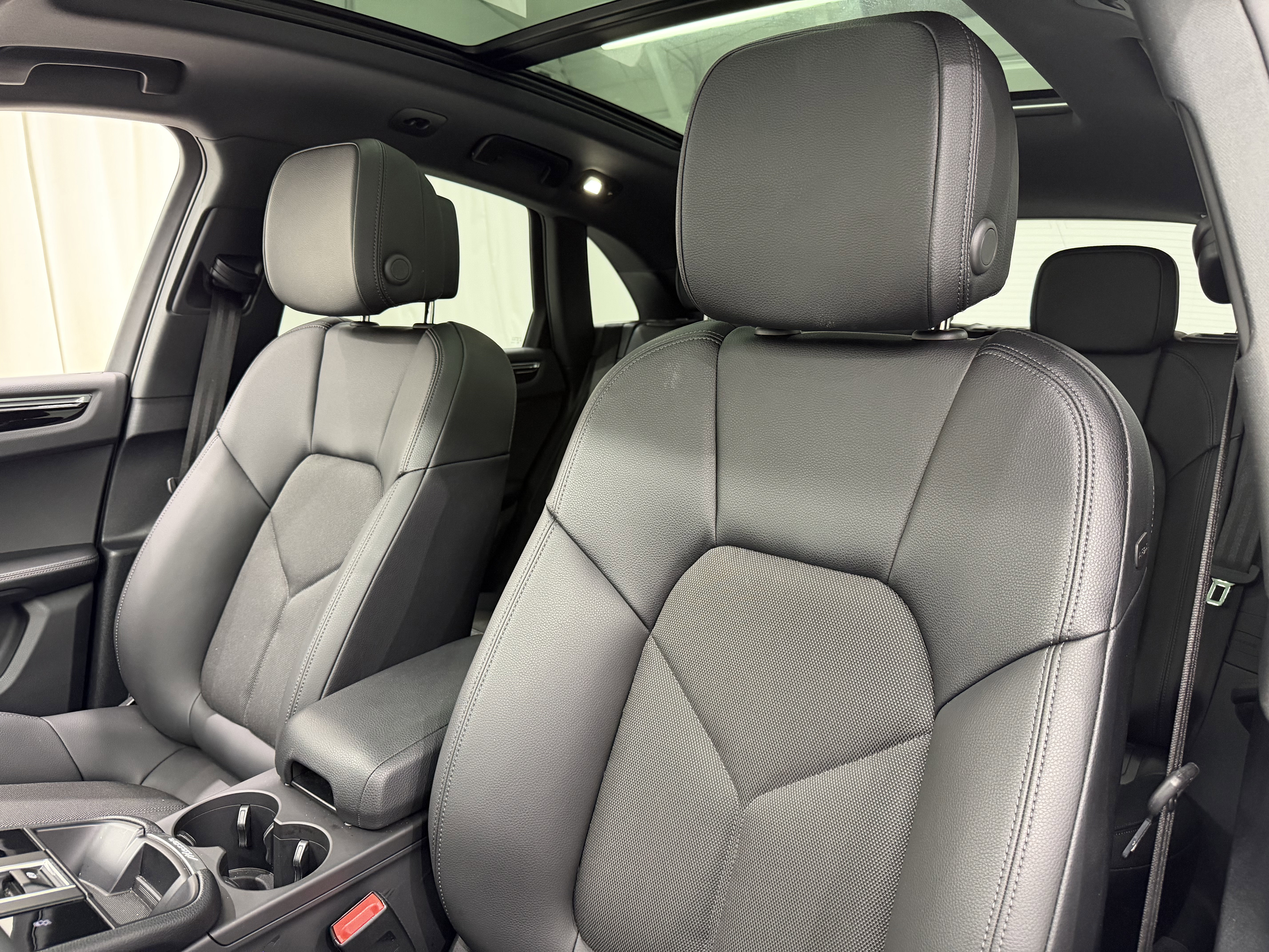 Certified 2025 Porsche Macan image 30