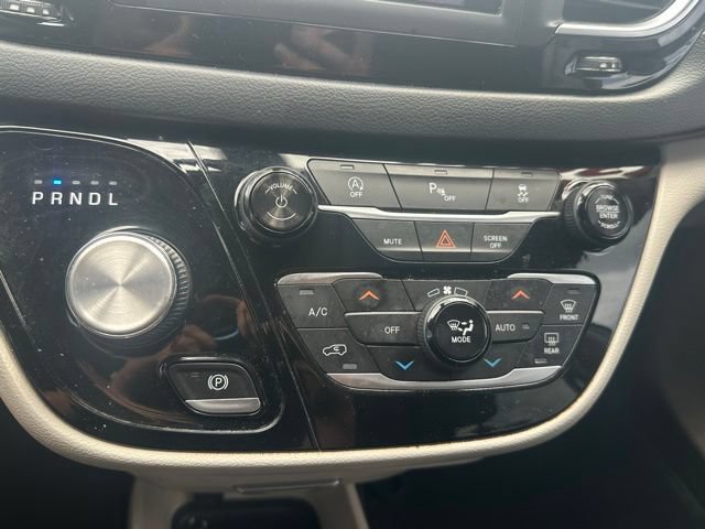 Used 2018 Chrysler Pacifica Touring Plus w/ Tire & Wheel Group FWD image 18