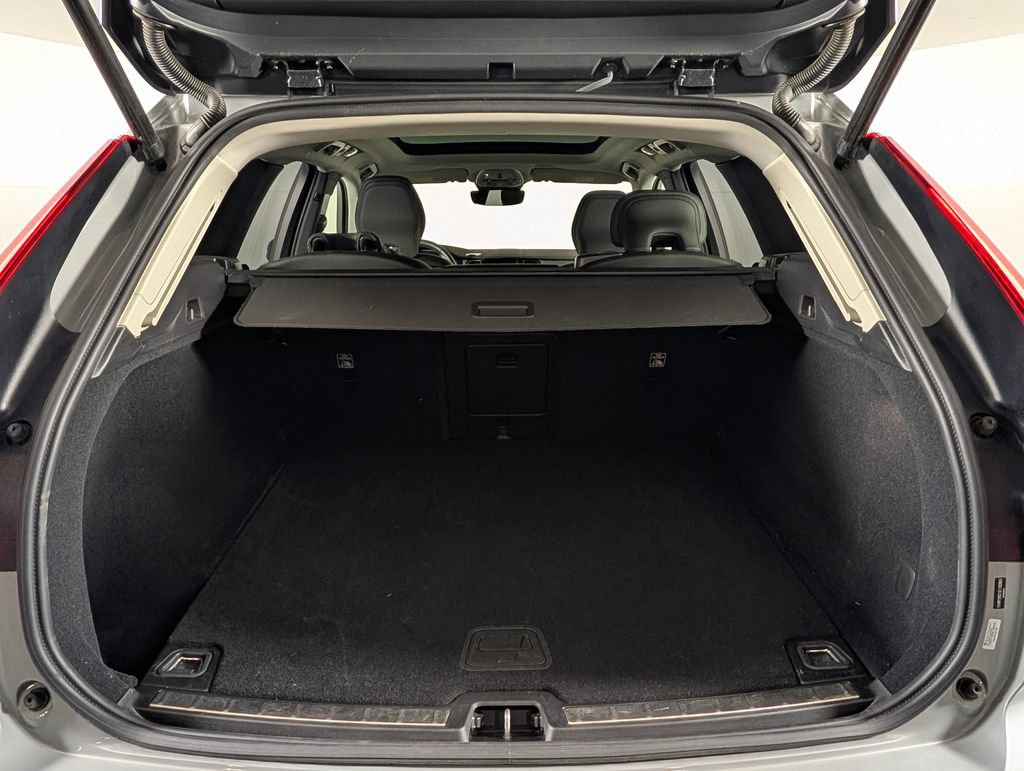 Used 2025 Volvo XC60 B5 Plus AWD/4WD image 17