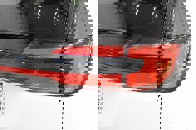 Used 2025 Chrysler Pacifica Select image 12