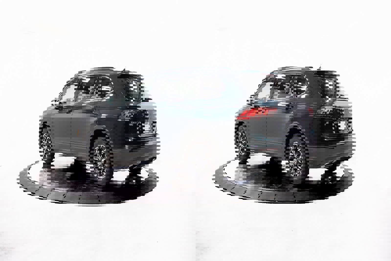 Used 2019 Volkswagen Tiguan SE w/ Panoramic Sunroof Package image 3