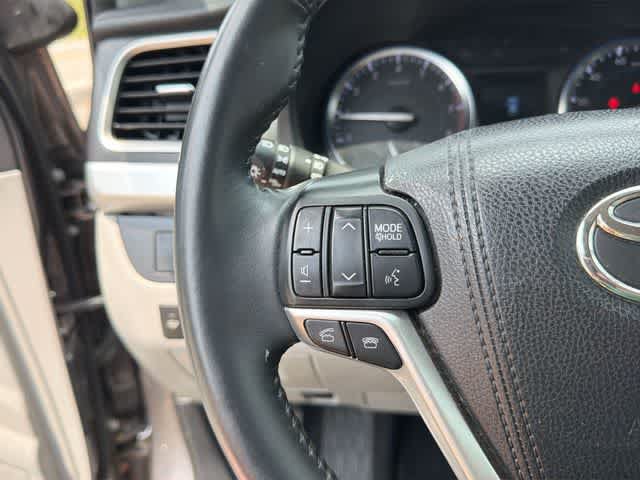 Used 2016 Toyota Highlander Plus AWD/4WD image 8