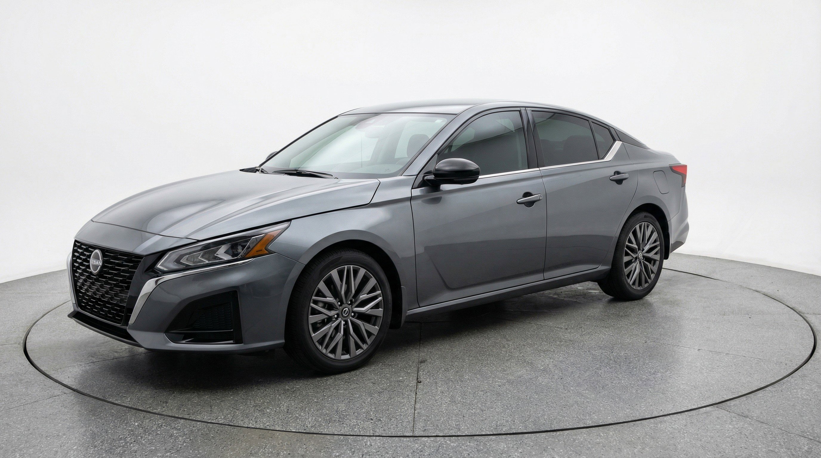 Used 2025 Nissan Altima 2.5 SV image 3