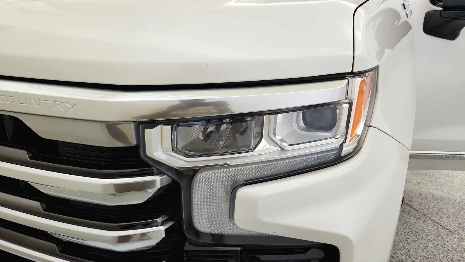 Used 2023 Chevrolet Silverado 1500 High Country w/ High Country Premium Package AWD/4WD image 36