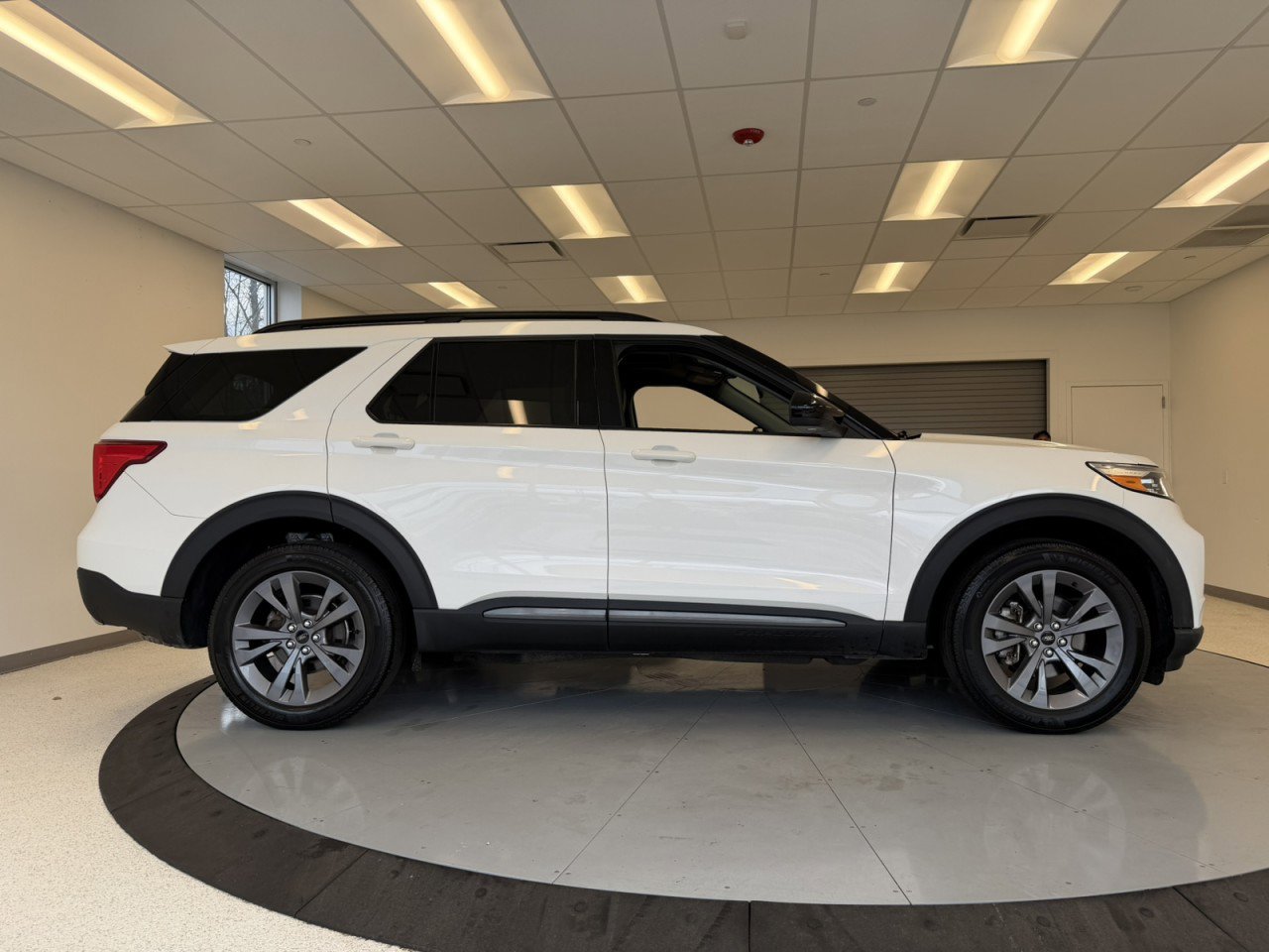Used 2022 Ford Explorer XLT w/ Equipment Group 202A AWD/4WD image 7