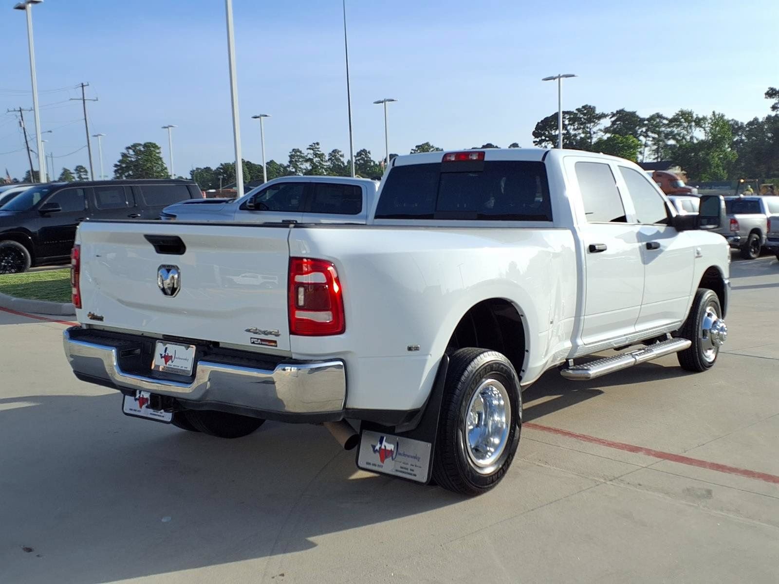 Used 2024 RAM 3500 Tradesman w/ Chrome Appearance Group AWD/4WD image 6
