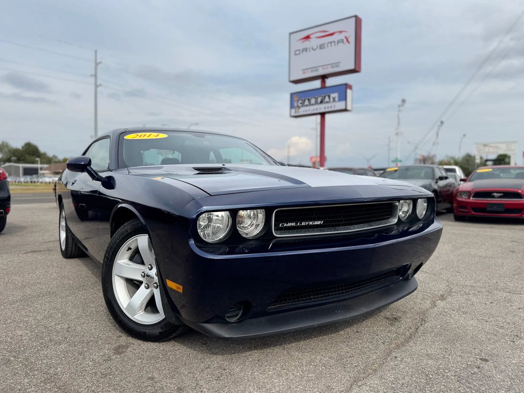 Used 2014 Dodge Challenger SXT RWD image 1