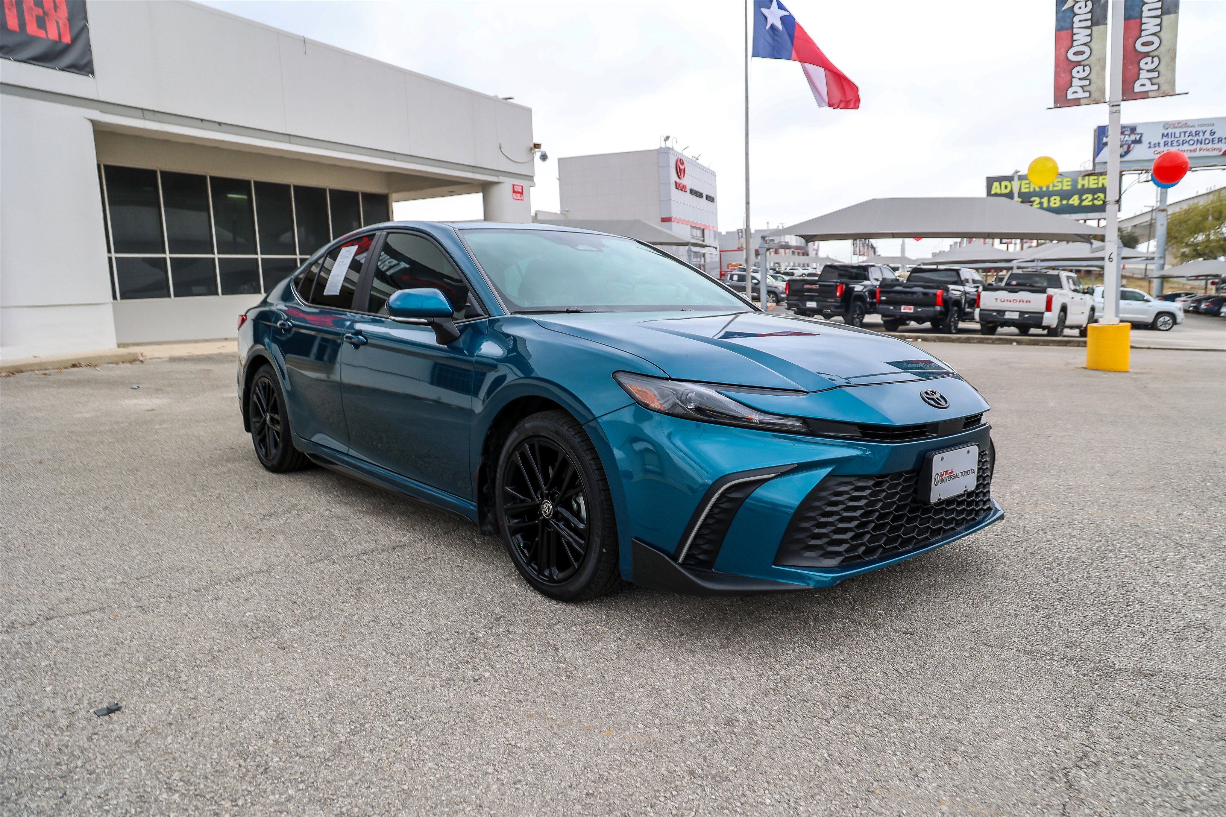 Used 2025 Toyota Camry SE w/ Convenience Package image 5