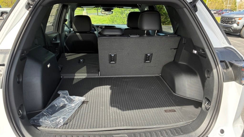 New 2026 Chevrolet Equinox LT w/ Convenience Package II AWD/4WD image 16