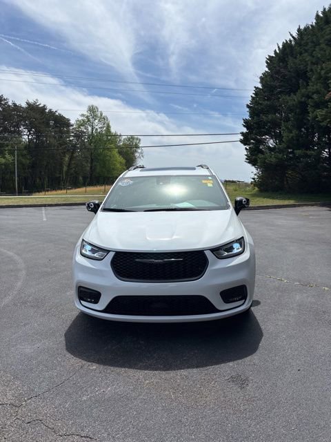 Used 2024 Chrysler Pacifica Limited w/ S Appearance Package image 2