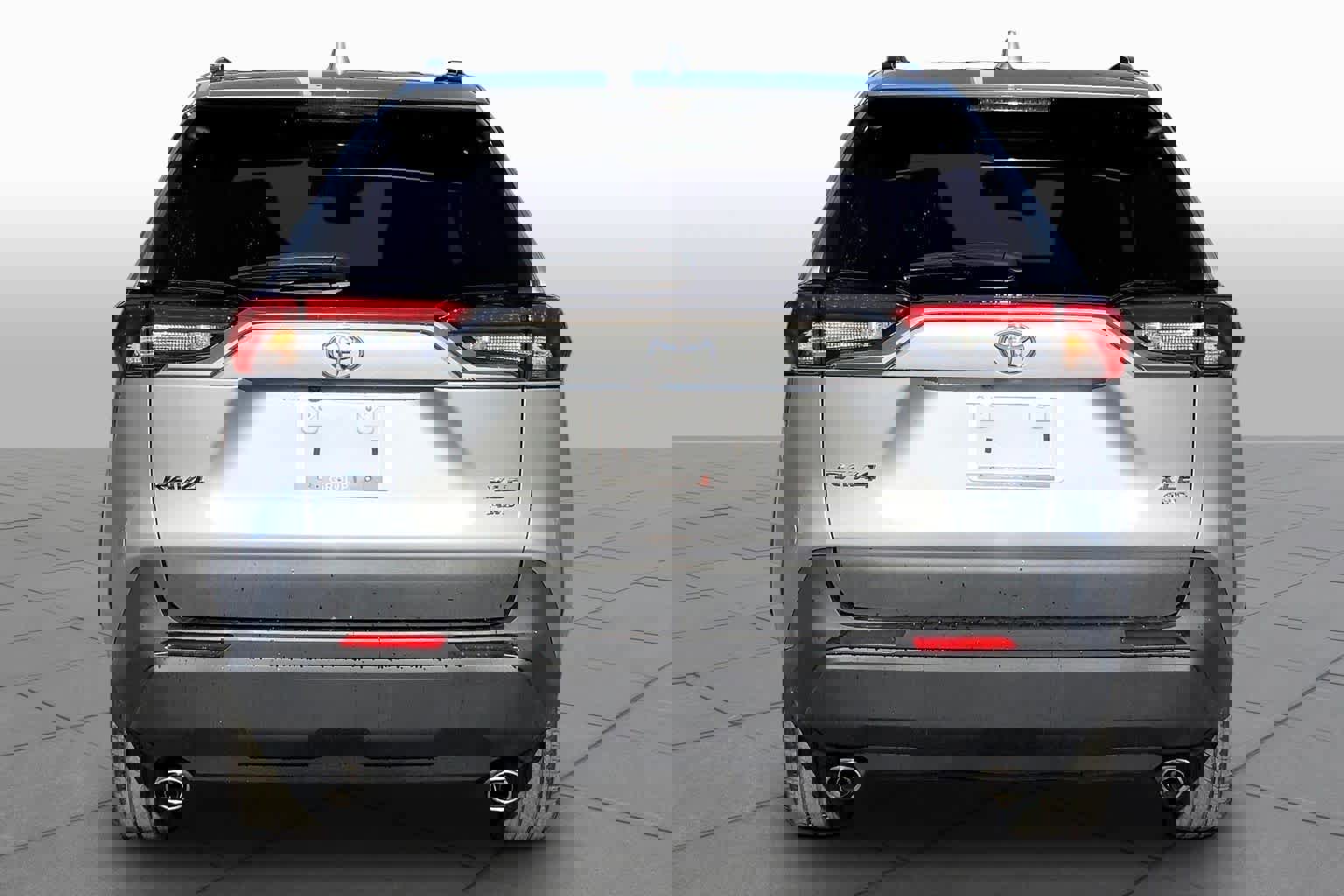 Used 2022 Toyota RAV4 XLE w/ Convenience Package AWD/4WD image 5