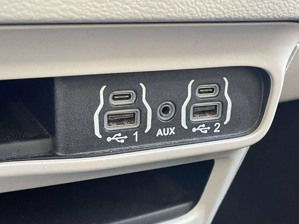 Used 2024 Chrysler Voyager LX image 20