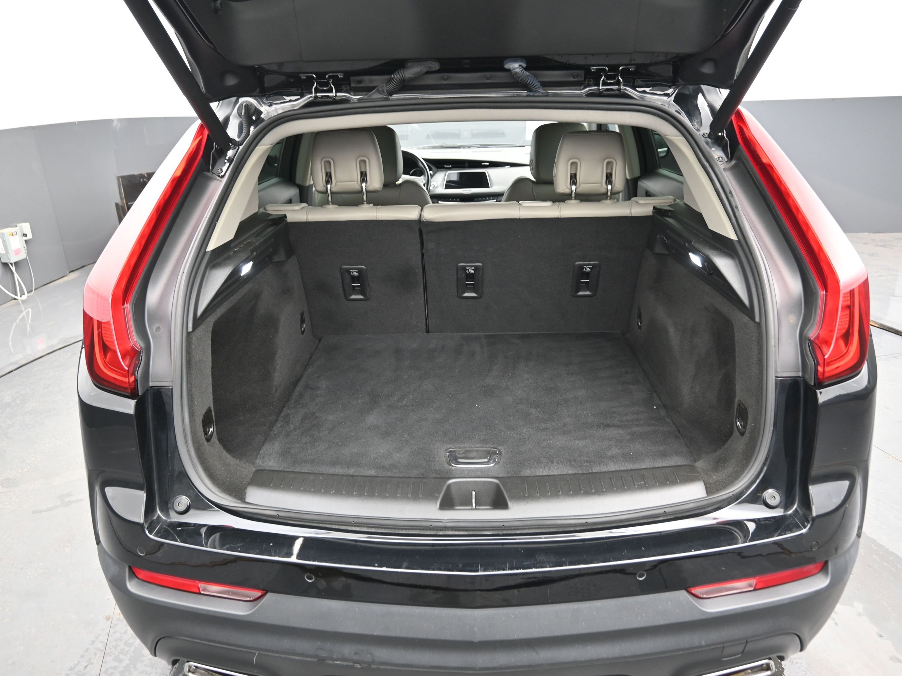 Used 2023 Cadillac XT4 Luxury w/ Cold Weather Package image 12