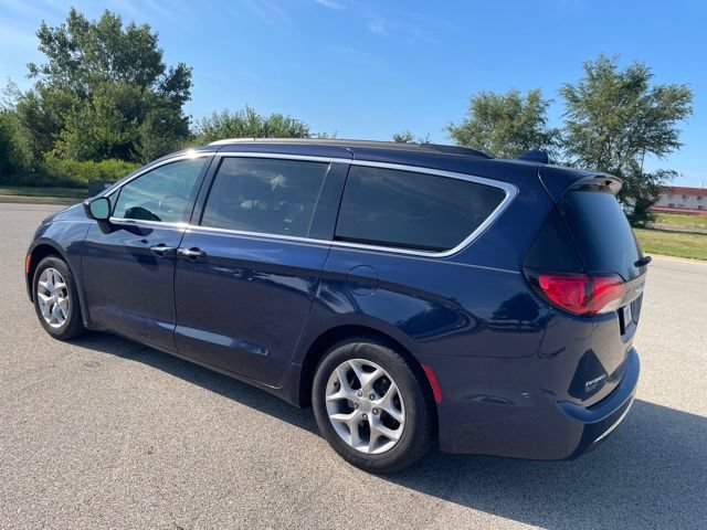 Used 2019 Chrysler Pacifica Touring Plus w/ Advanced Safetytec Group FWD image 4