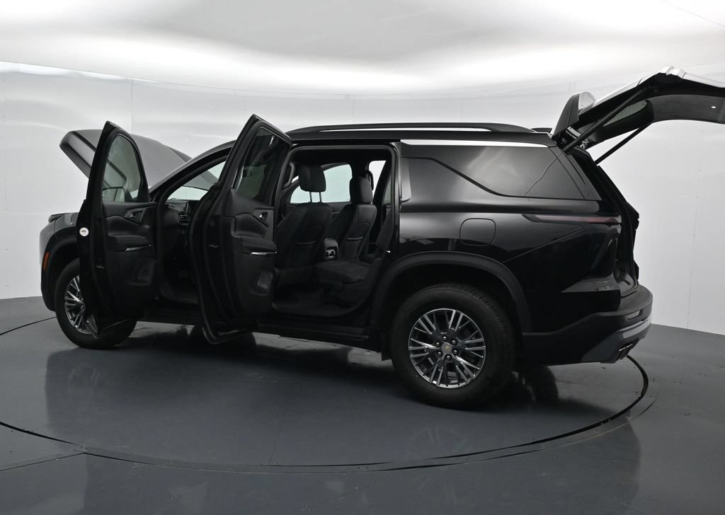 Used 2025 Chevrolet Traverse LT FWD image 42