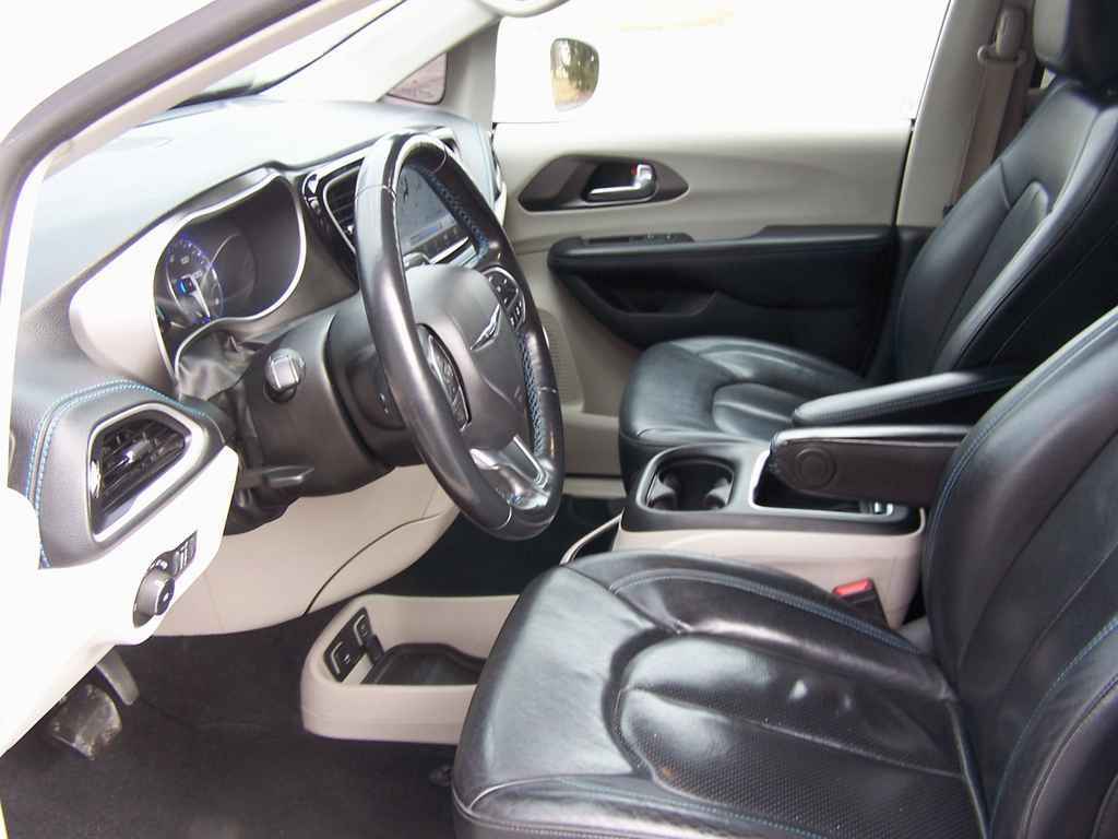 Used 2021 Chrysler Pacifica Touring-L FWD image 7
