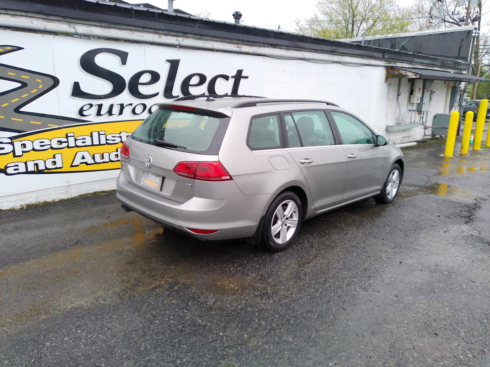 Used 2015 Volkswagen Golf TDI S FWD image 2