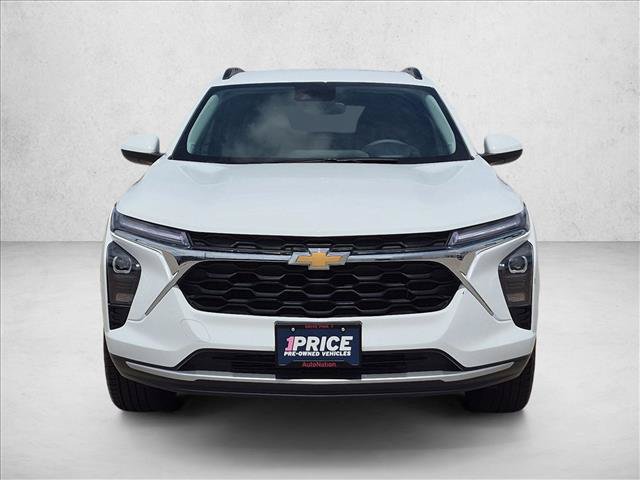 Used 2025 Chevrolet Trax LT FWD image 2