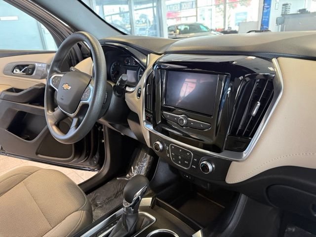 Used 2022 Chevrolet Traverse LS FWD image 30