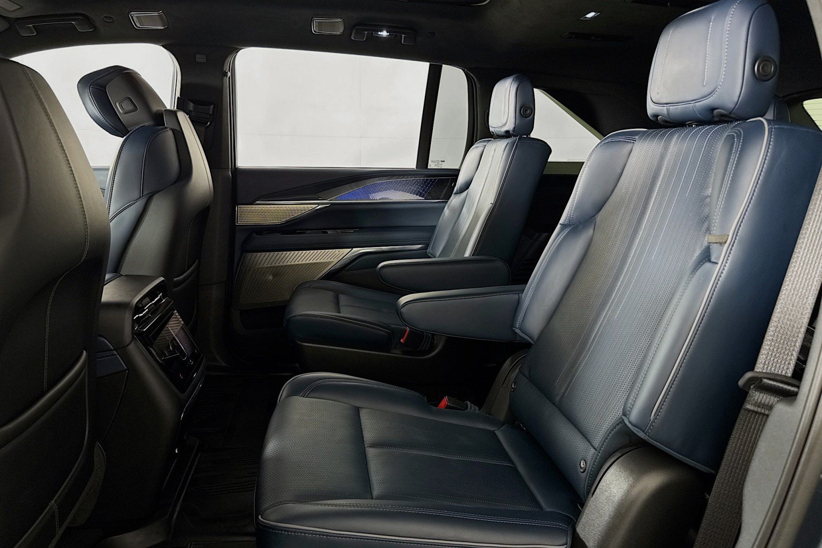Used 2026 Cadillac Escalade IQ Luxury 2 w/ LPO, Floor Liner Package AWD/4WD image 9