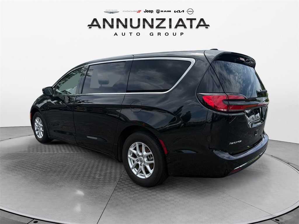 Certified 2023 Chrysler Pacifica Touring-L image 3