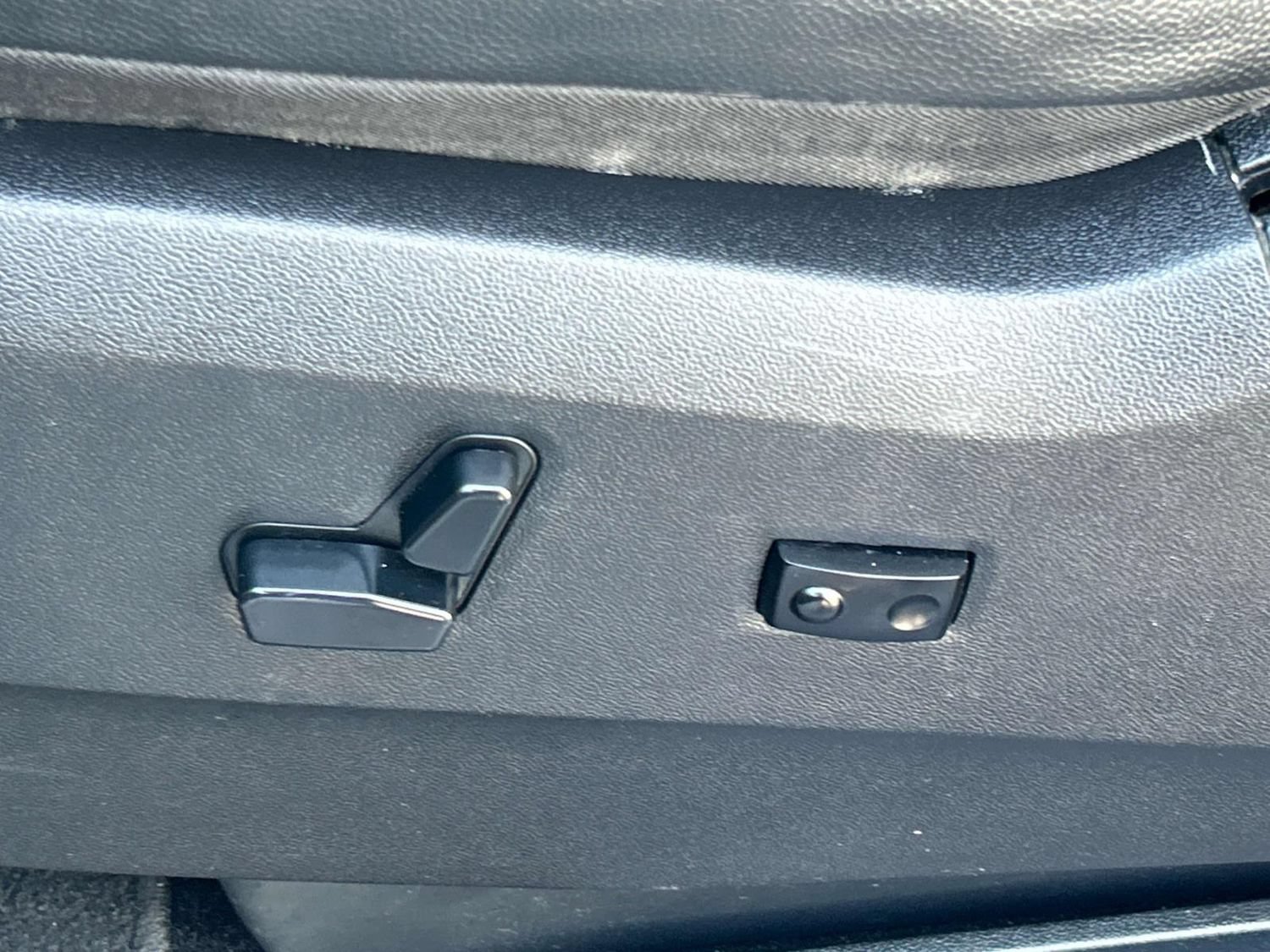 Used 2016 Chrysler Town & Country S w/ Driver Convenience Group FWD image 27