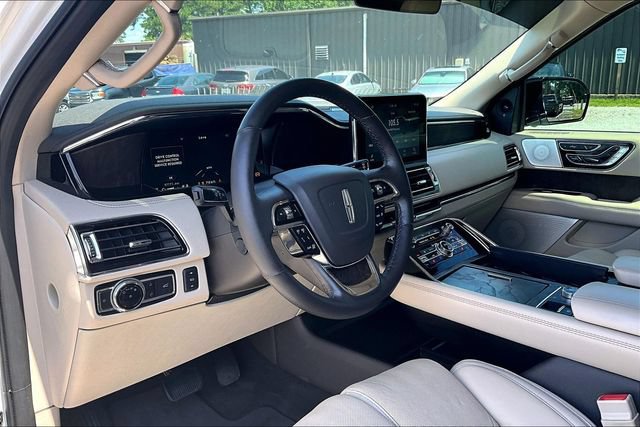 Used 2021 Lincoln Navigator Reserve w/ Luxury Package AWD/4WD image 13