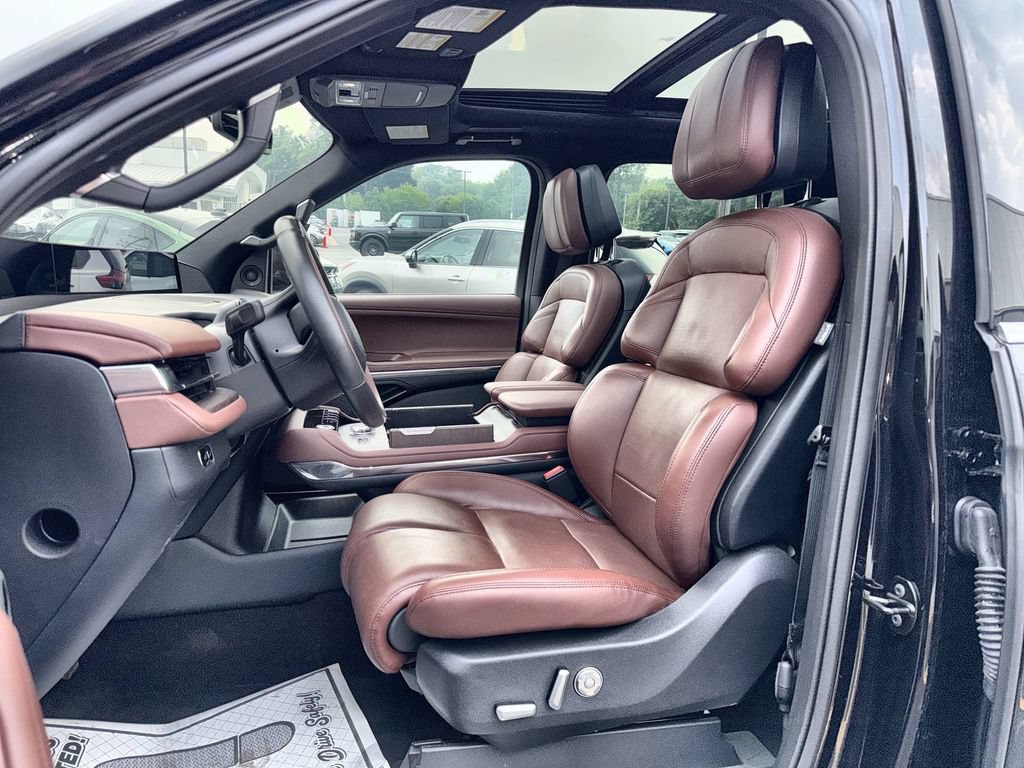 Certified 2025 Lincoln Navigator Reserve AWD/4WD image 13