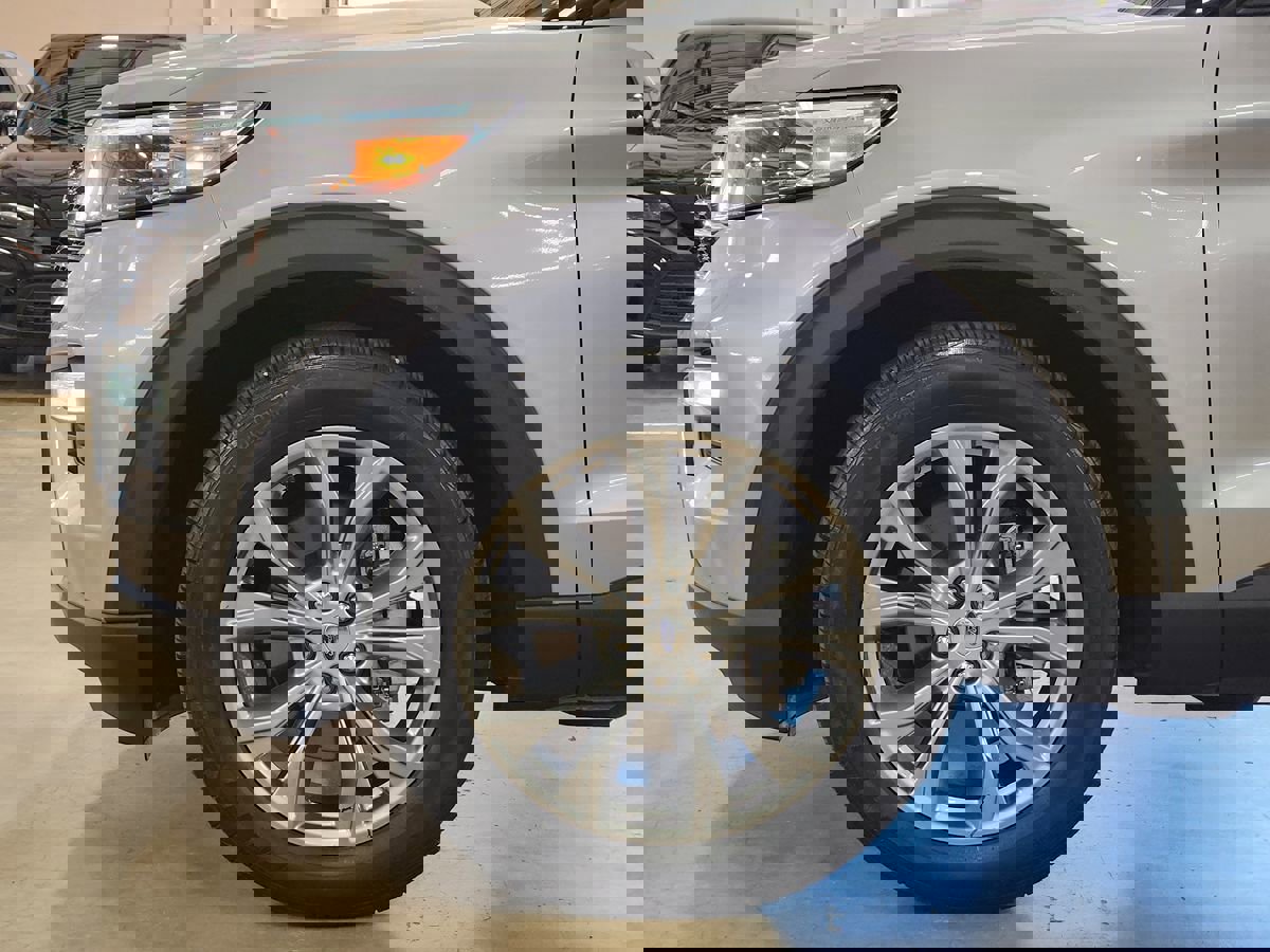 Used 2021 Ford Explorer XLT w/ Equipment Group 202A image 5