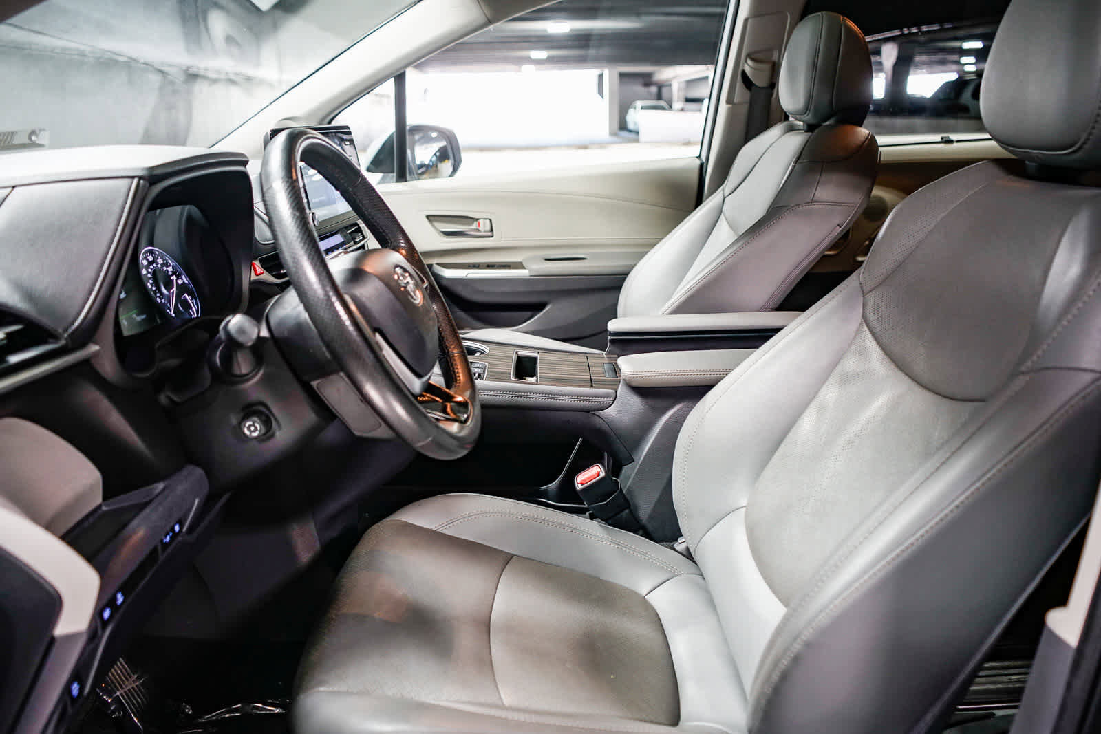 Used 2021 Toyota Sienna Limited image 19