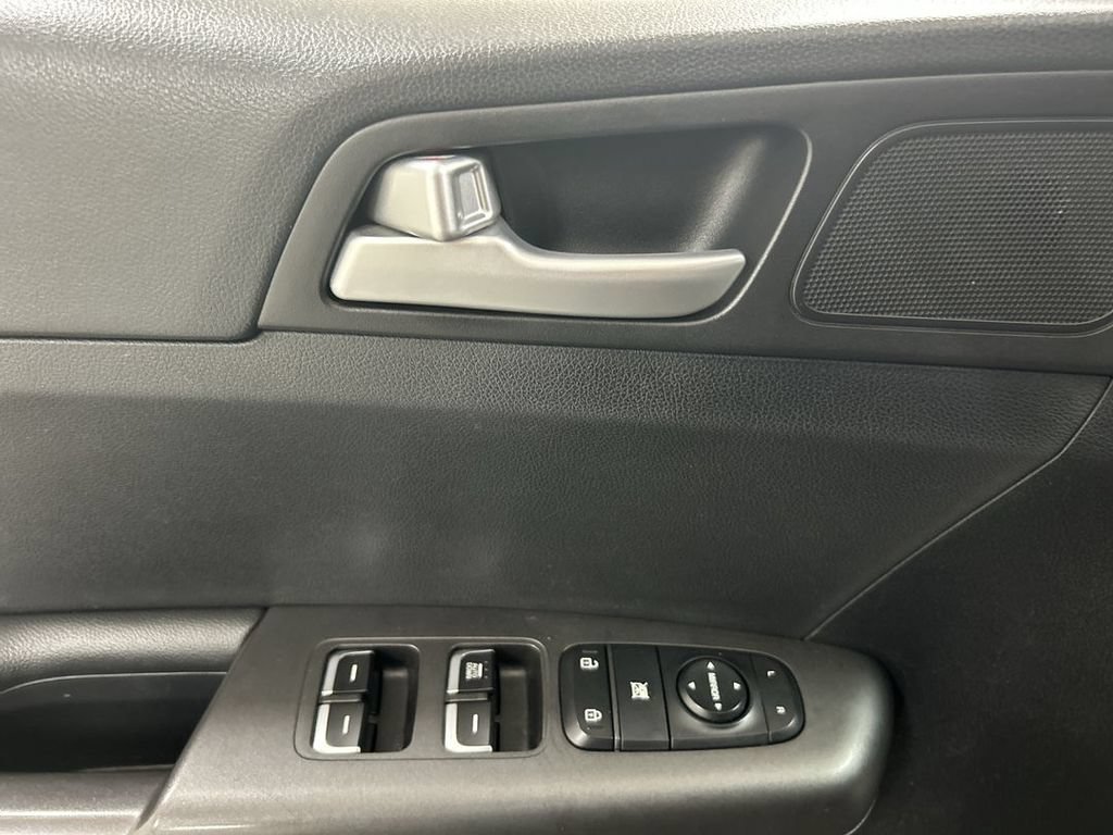 Used 2020 Kia Sportage LX AWD/4WD image 11