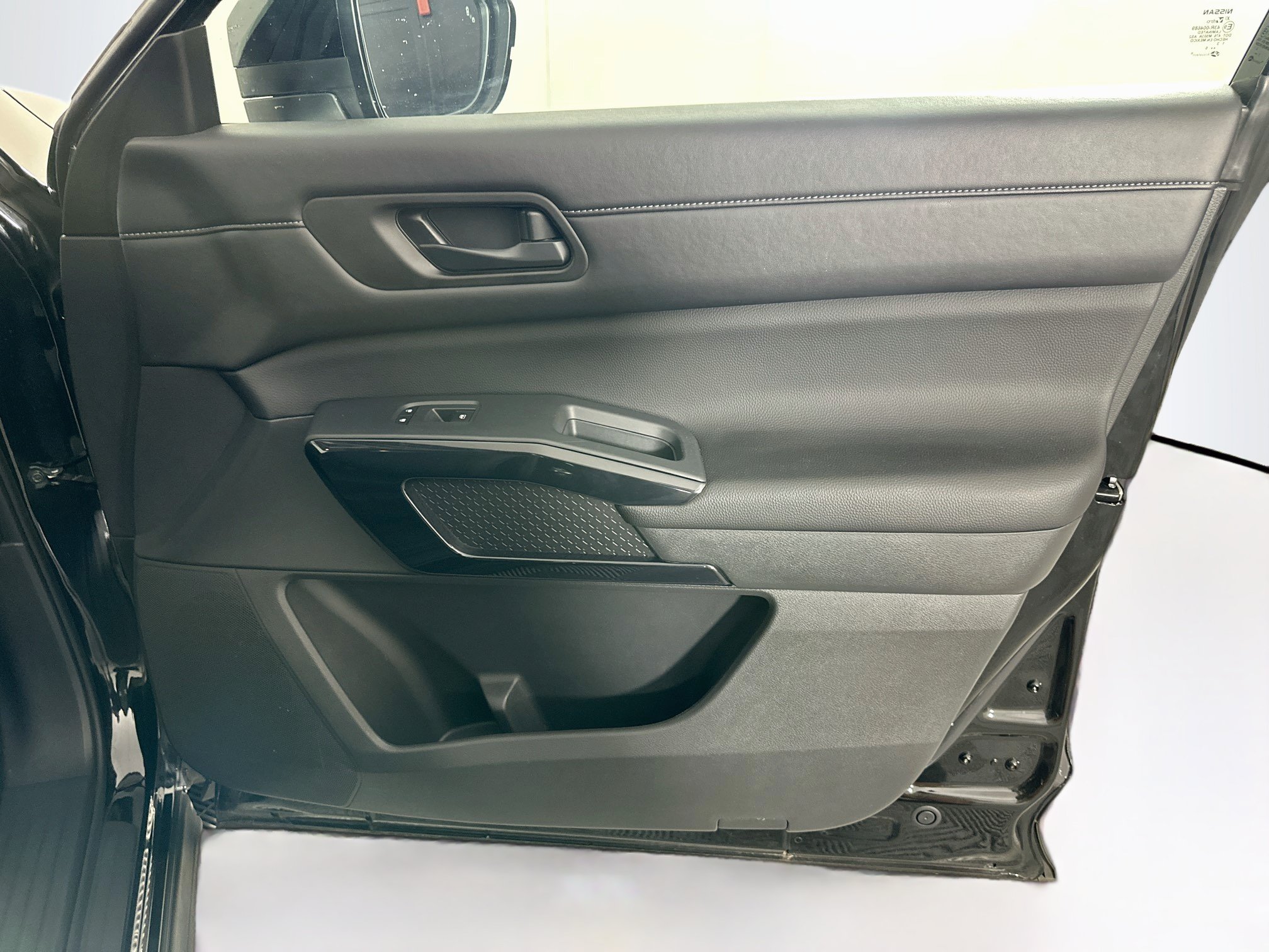 Used 2025 Nissan Pathfinder SV FWD image 33