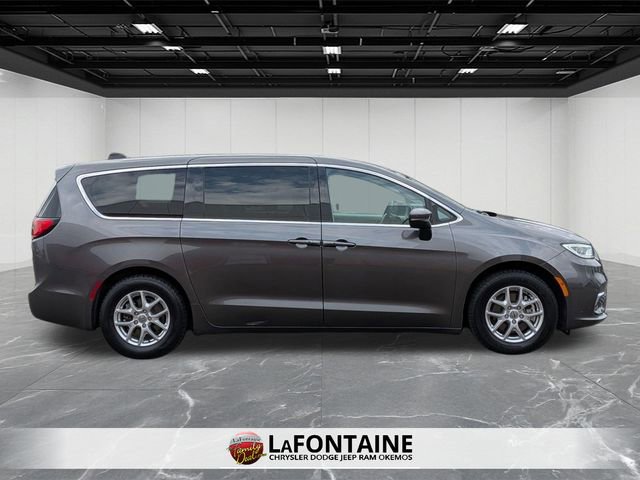 Used 2023 Chrysler Pacifica Touring-L image 4