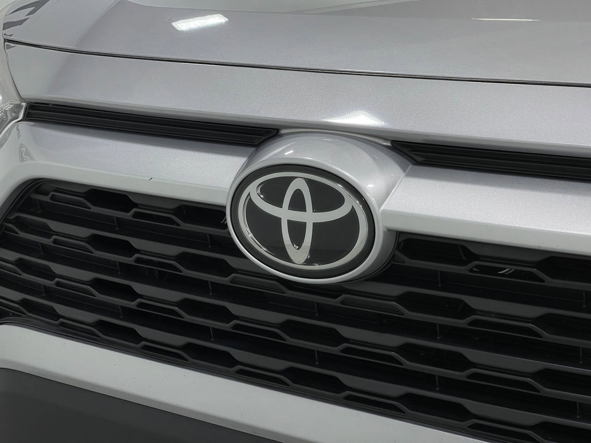 Used 2021 Toyota RAV4 LE w/ Carpet Mat Package (TMS) AWD/4WD image 36