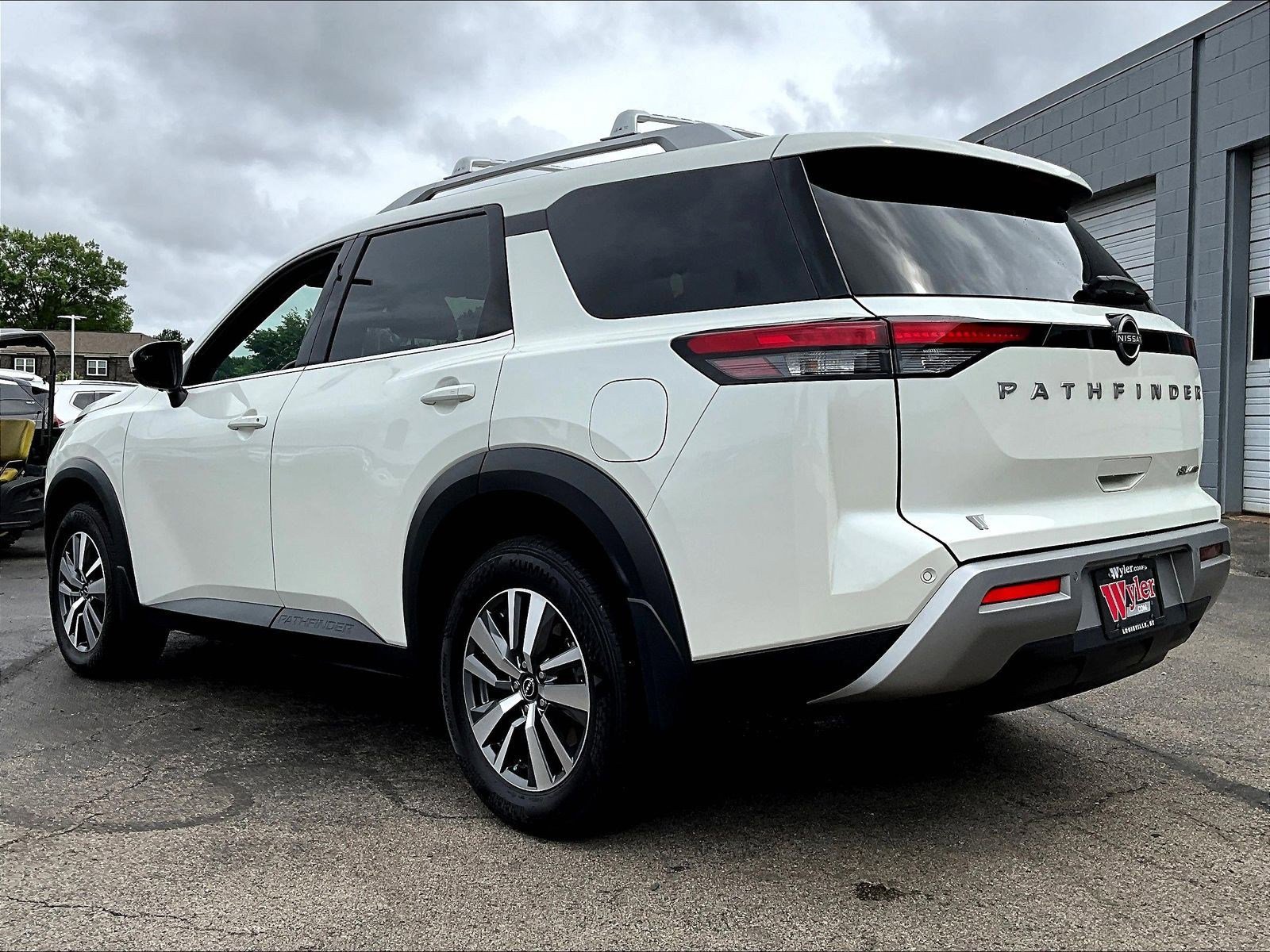 Used 2024 Nissan Pathfinder SL AWD/4WD image 3