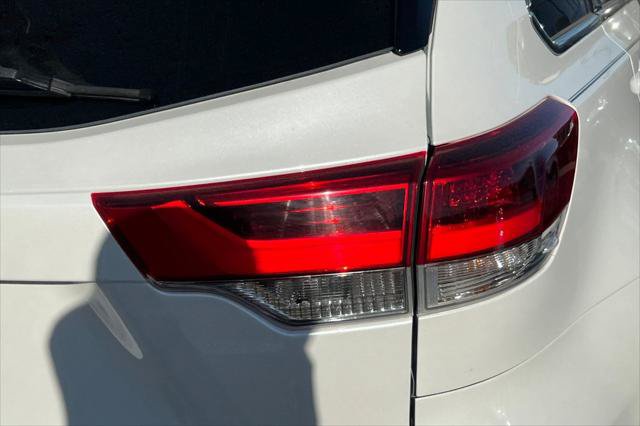 Certified 2019 Toyota Highlander XLE AWD/4WD image 18