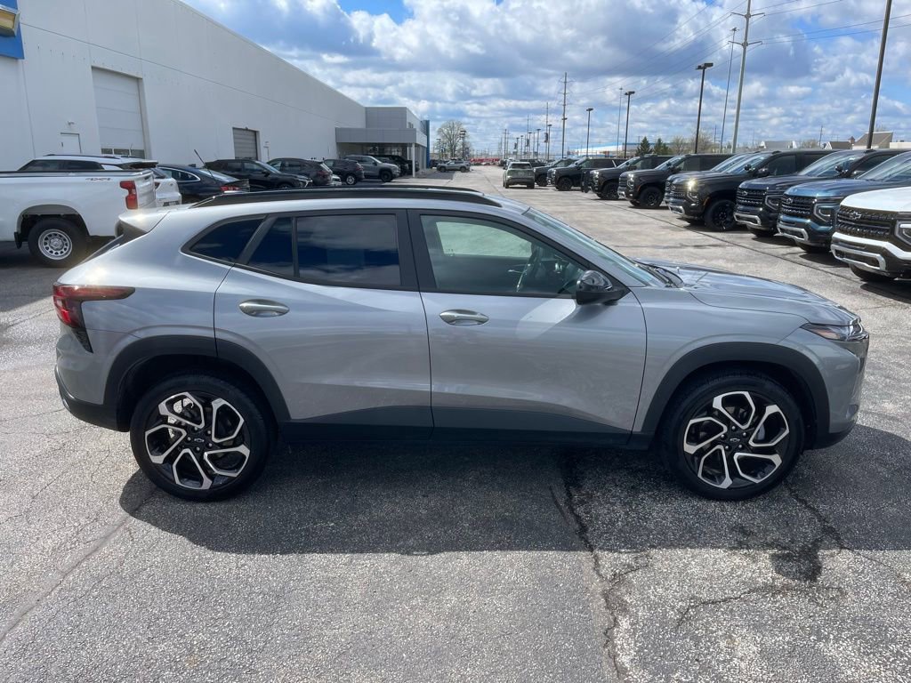 Used 2024 Chevrolet Trax RS w/ Sunroof Package FWD image 8
