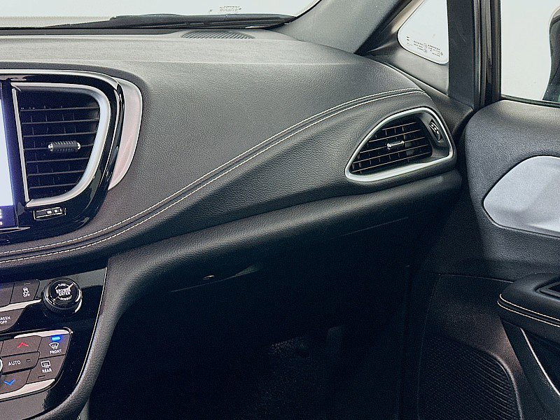 Used 2025 Chrysler Pacifica Limited image 24