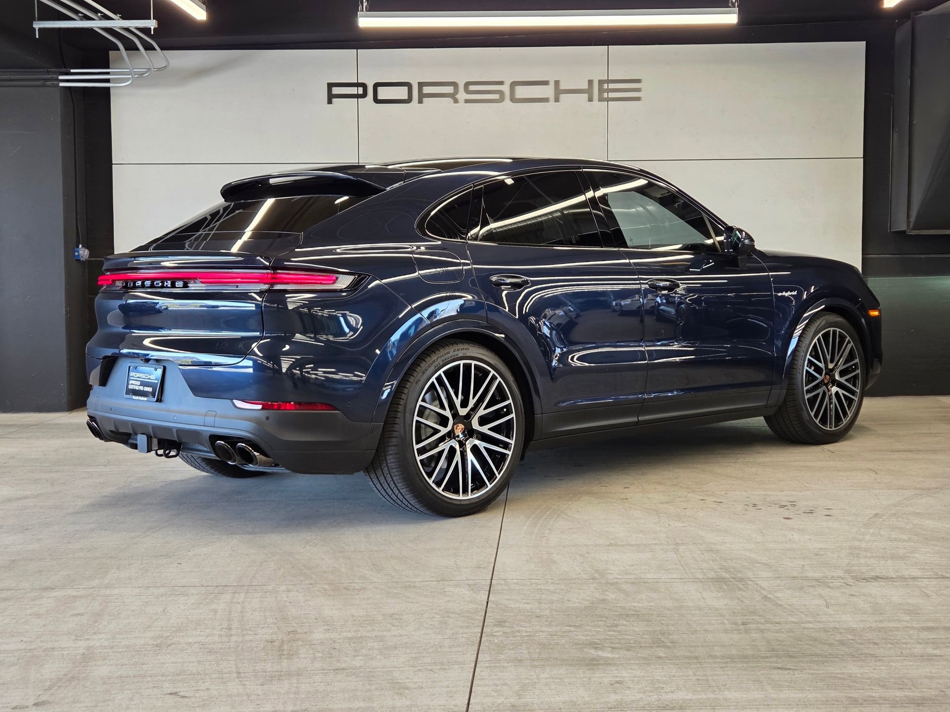 Certified 2026 Porsche Cayenne E-Hybrid Coupe AWD/4WD image 6