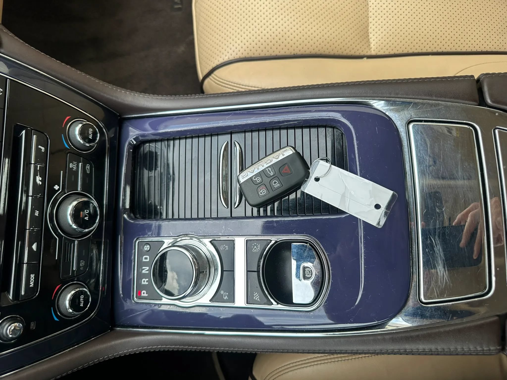 Used 2013 Jaguar XJ L Portfolio RWD image 42