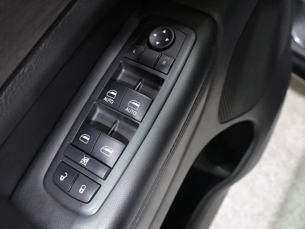 Used 2018 Jeep Grand Cherokee Altitude AWD/4WD image 15