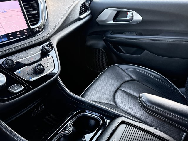 Used 2025 Chrysler Pacifica Limited FWD image 29