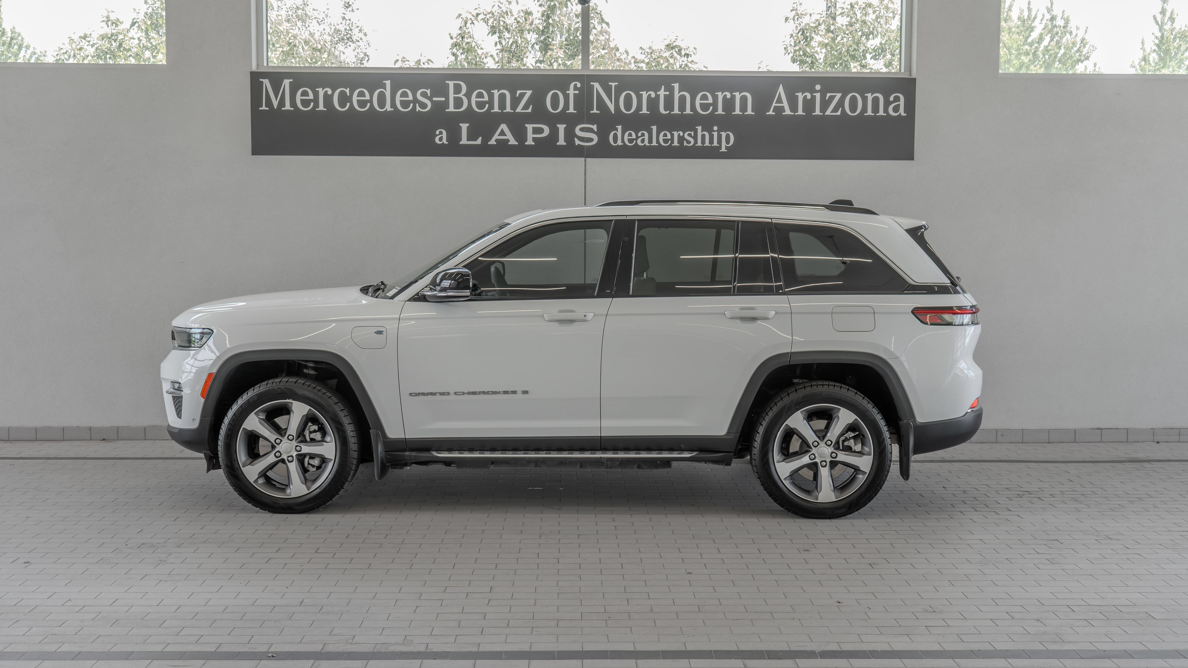 Used 2023 Jeep Grand Cherokee 4WD 4xe w/ Luxury Tech Group II image 2