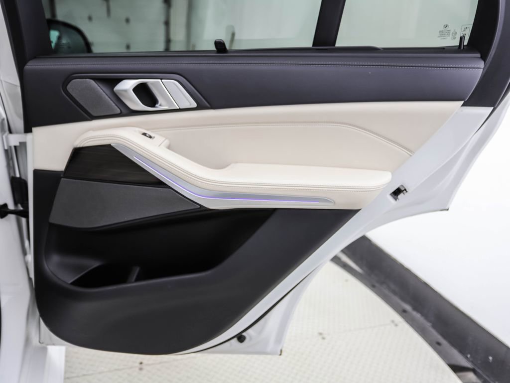 Used 2021 BMW X5 xDrive40i w/ M Sport Package image 23