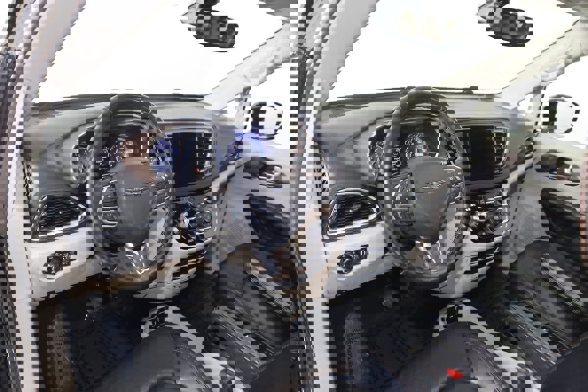 Used 2017 Chrysler Pacifica Touring-L image 24