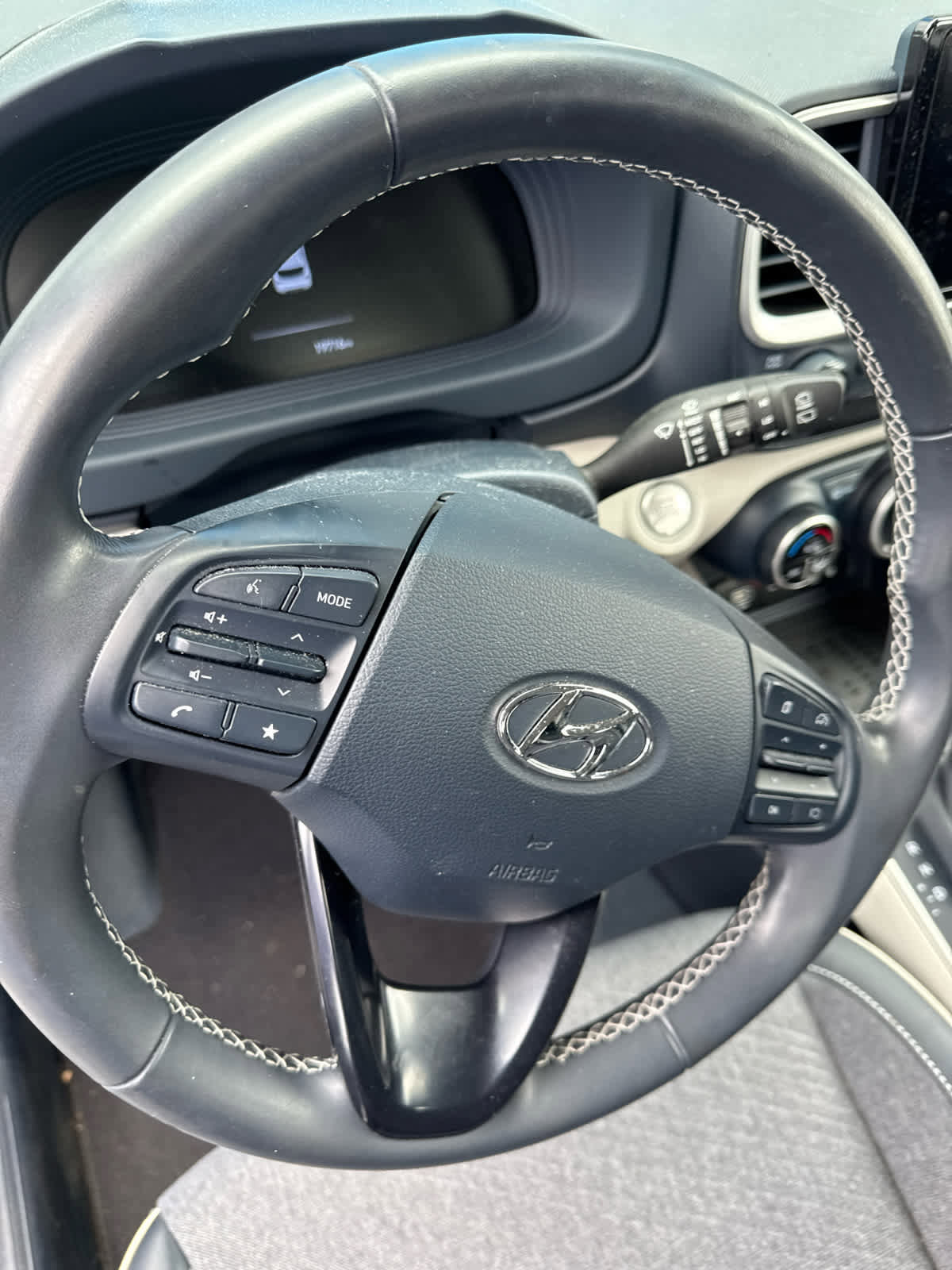 Used 2024 Hyundai Venue Limited FWD image 9