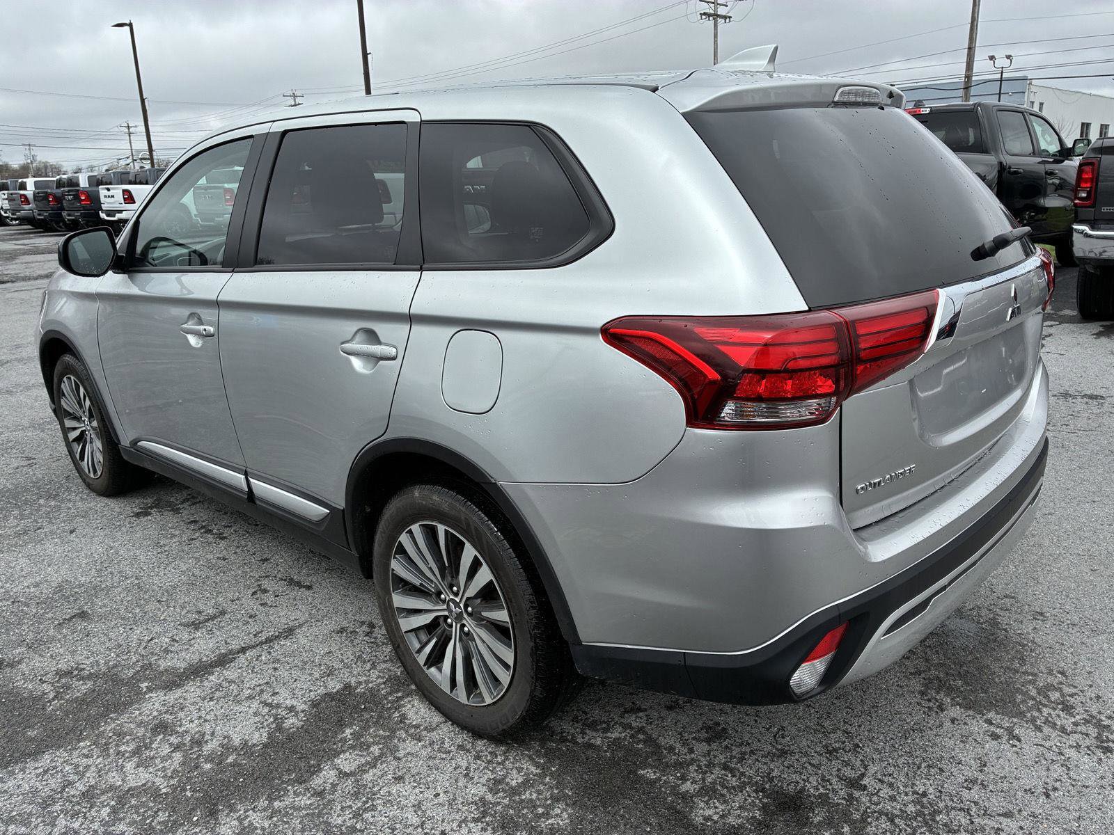 Used 2020 Mitsubishi Outlander SE image 5