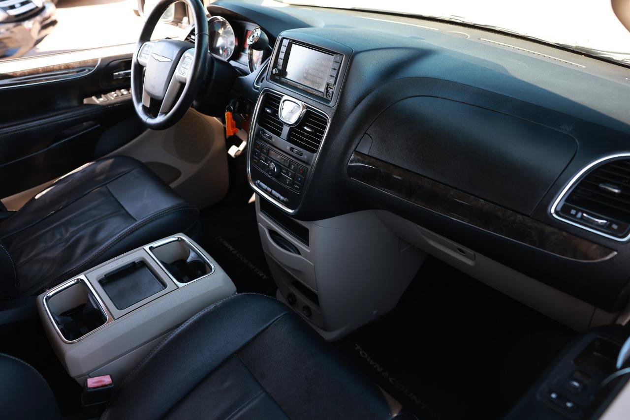 Used 2015 Chrysler Town & Country Touring FWD image 18