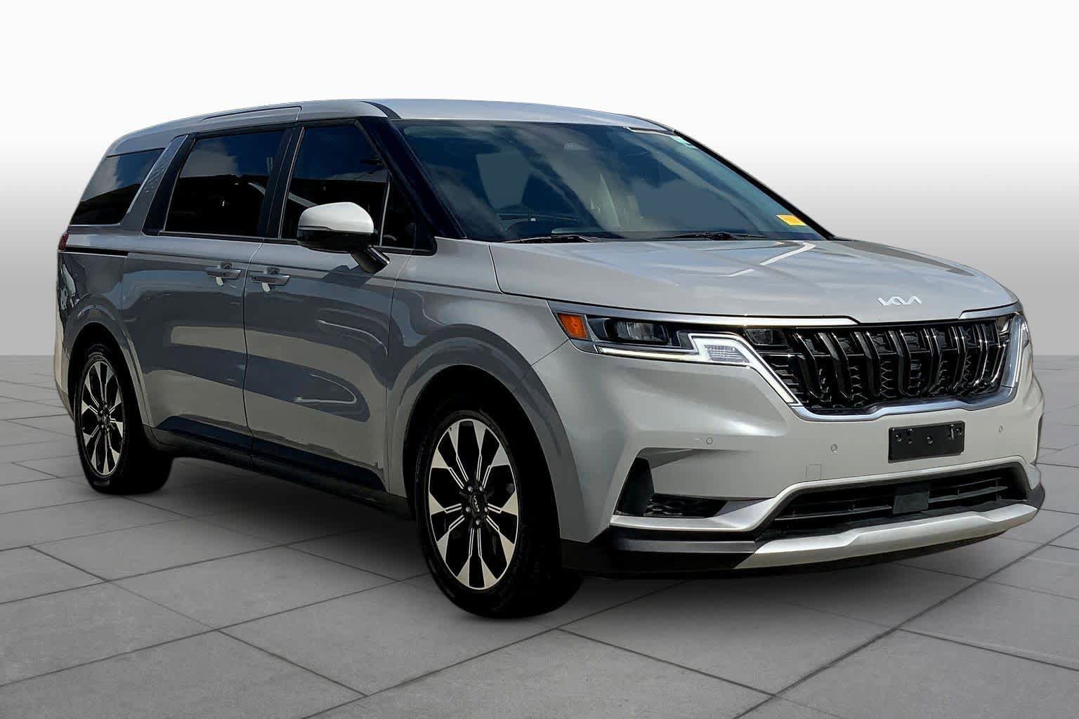 Used 2022 Kia Carnival EX image 3